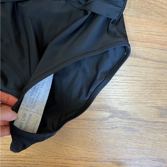 NEW Legance Lisa Plunge One-Piece Swimsuit Black Sz XS - Picture 6 of 10